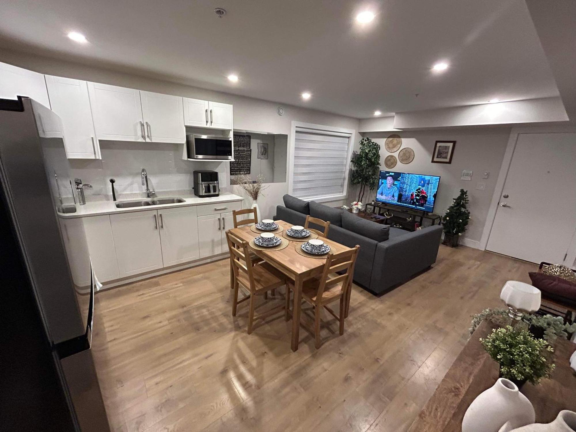 New, Spacious 2 Bedrooms In Downtown With Free Parking! Maple Ridge Экстерьер фото