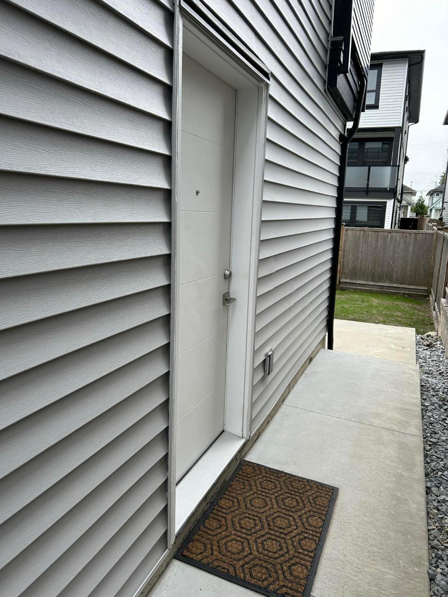 New, Spacious 2 Bedrooms In Downtown With Free Parking! Maple Ridge Экстерьер фото