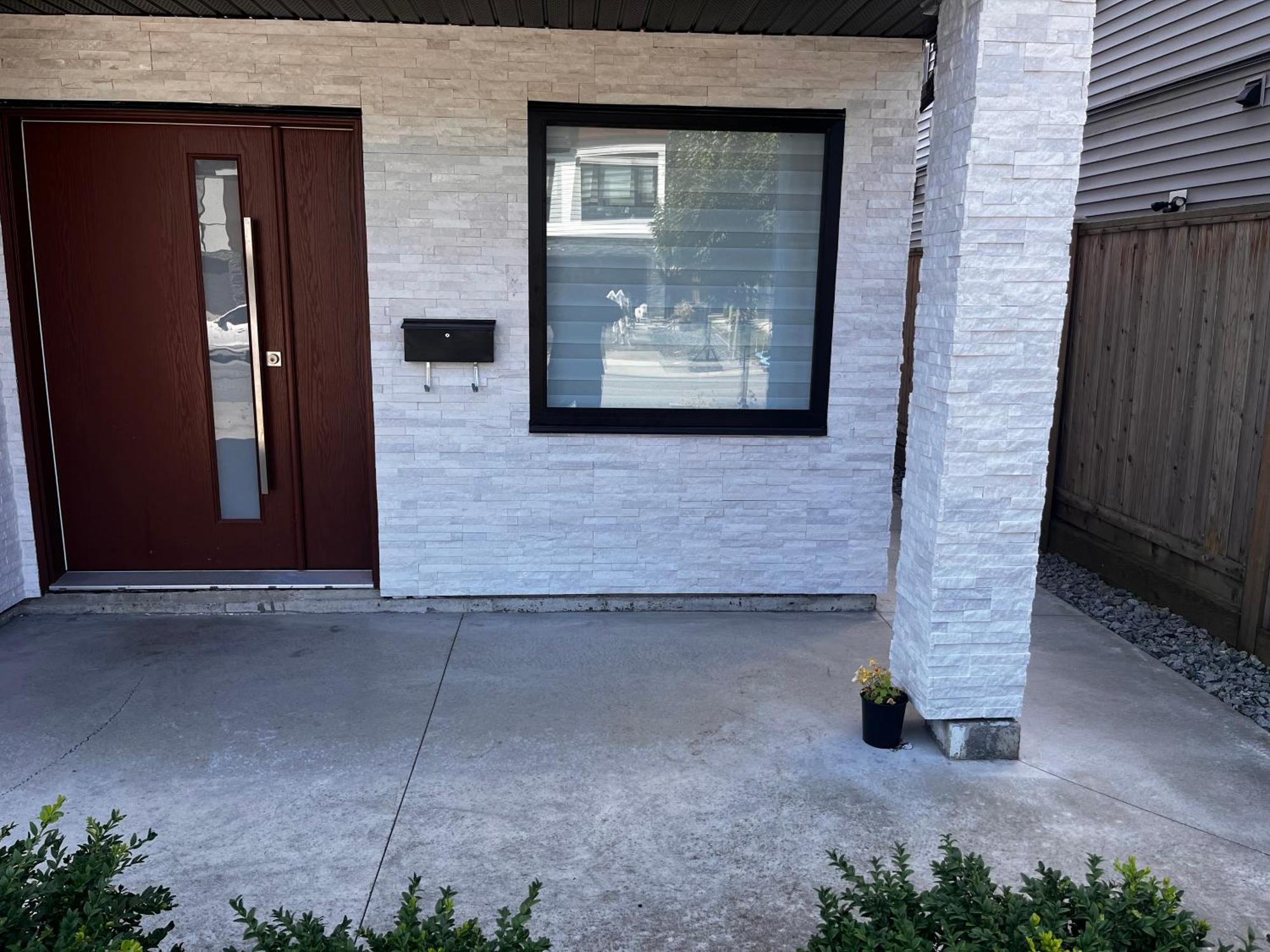 New, Spacious 2 Bedrooms In Downtown With Free Parking! Maple Ridge Экстерьер фото